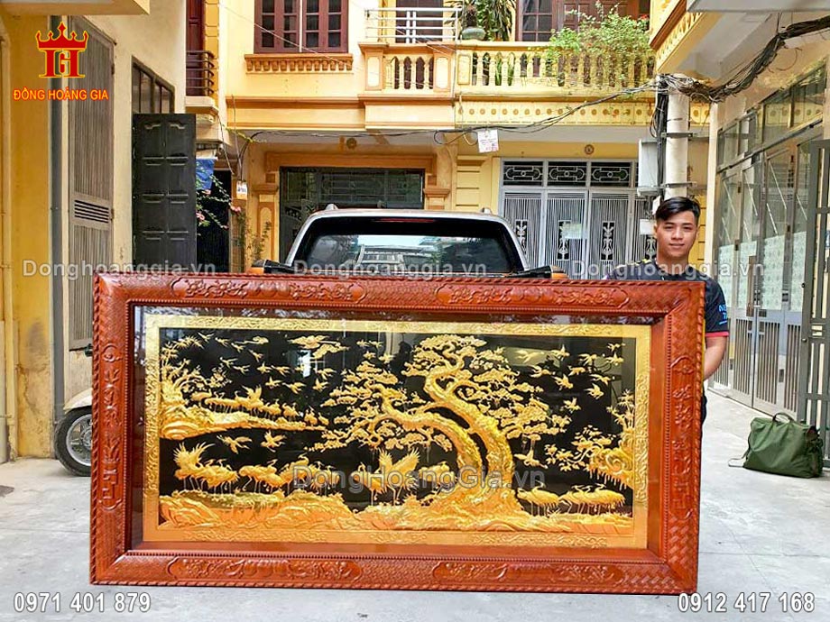 Tranh sen hạc bằng đồng mạ vàng 24K là dòng tranh đồng cao cấp treo phòng khách